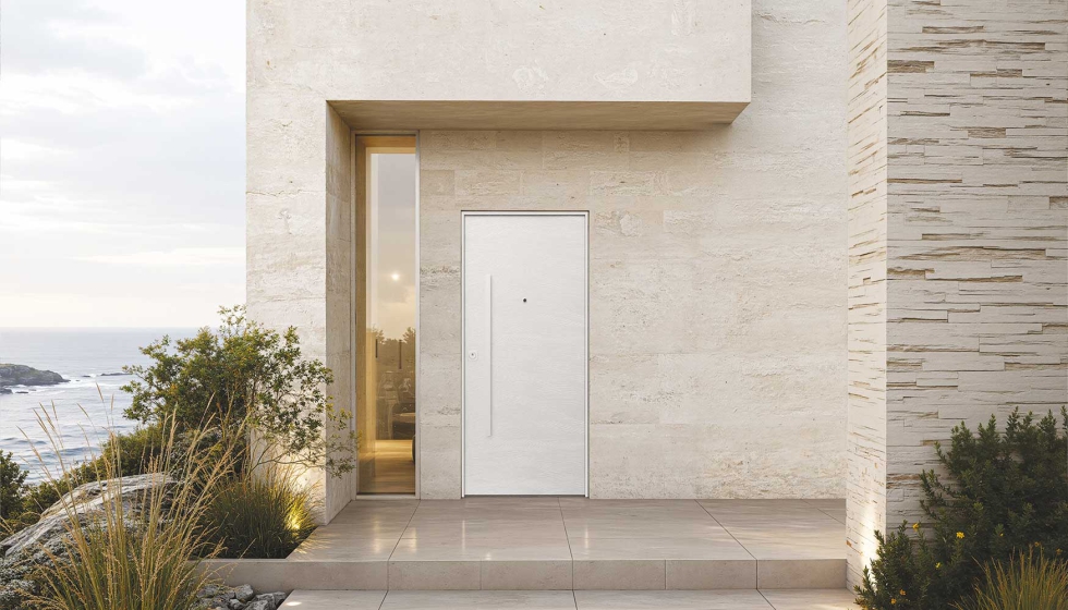 THERMOENERGY: Puerta acorazada RC4 con panel exterior KRONOS� de aluminio, modelo ONDE