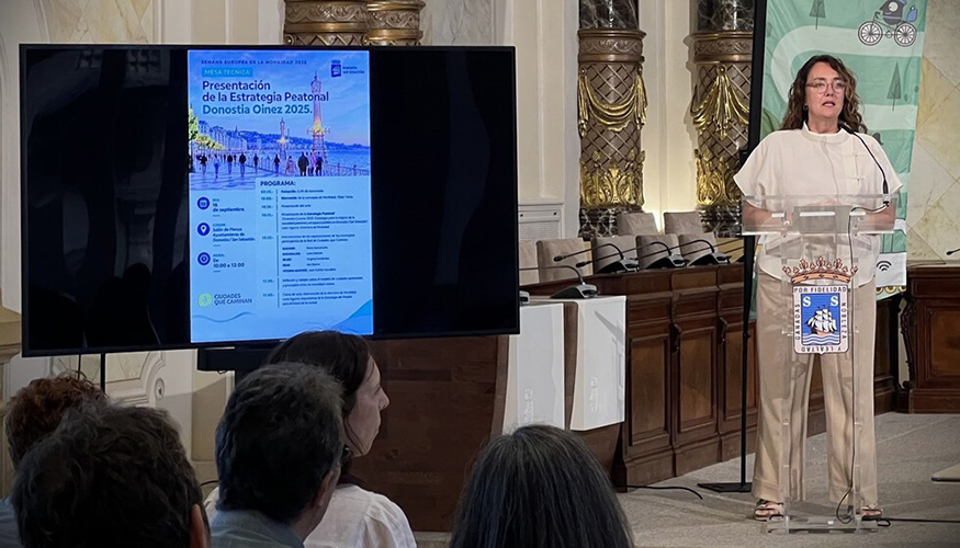La concejala de Movilidad y Transporte Sostenible de San Sebasti�n, Olatz Yarza, durante la presentaci�n del documento...