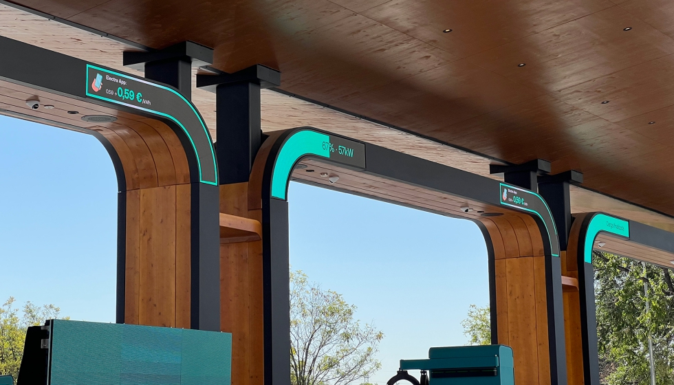 La marquesina de madera incorpora iluminaci�n led y pantallas que muestran informaci�n sobre la disponibilidad de plazas y el desarrollo de las...