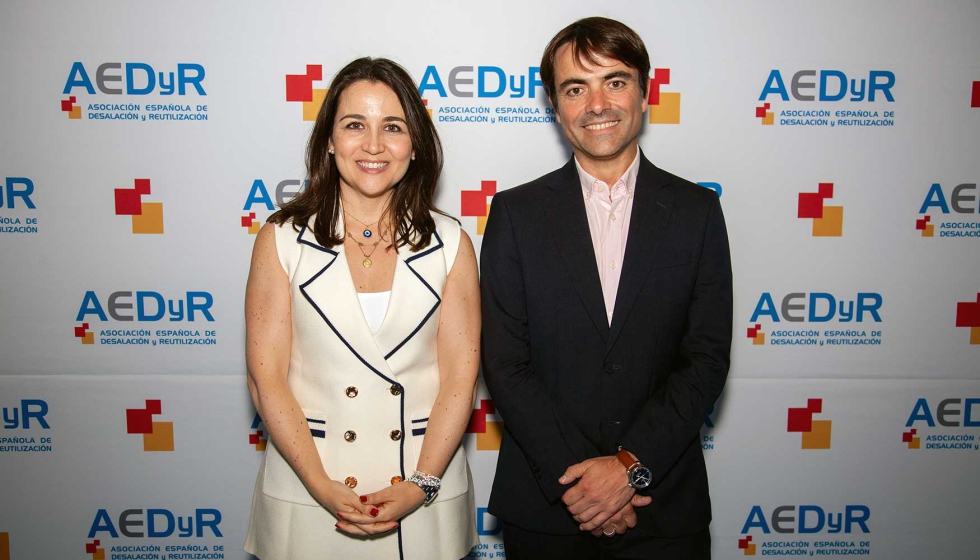 �La seguridad h�drica requiere cambios en la gobernanza�, insta Guti�rrez, acompa�ada en esta imagen por el vicepresidente de AEDyR, Jon Beristain...