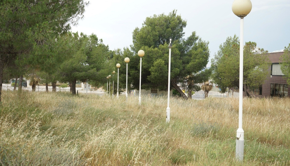 La exposici�n ocupa todo el espacio expositivo de La Fabra mediante nueve farolas que forman un recorrido curvo y evocan la iluminaci�n de la ciudad...