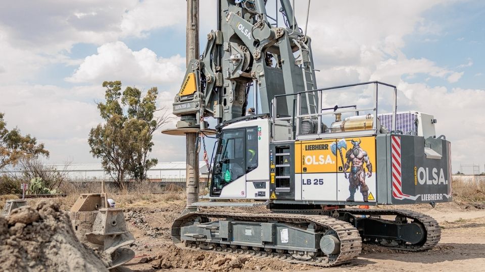 Um s�mbolo de for�a: o viking na m�quina de perfura��o Liebherr LB 25