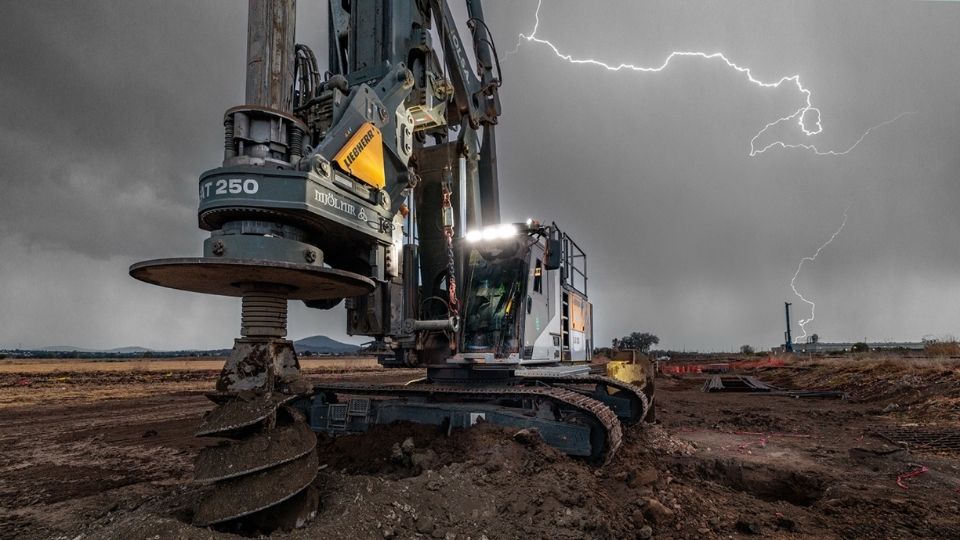 Como se 'Mj�lnir' quisesse fazer uma demonstra��o impressionante do seu poder com um clar�o de rel�mpagos...