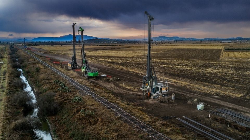 O Grupo Olsa utiliza tr�s equipamentos de perfura��o Liebherr para instalar as estacas de funda��o do projeto ferrovi�rio...