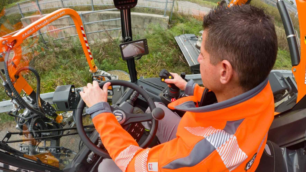 Operador trabajando desde la cabina de Alphetta, equipada con Energreen Telematics