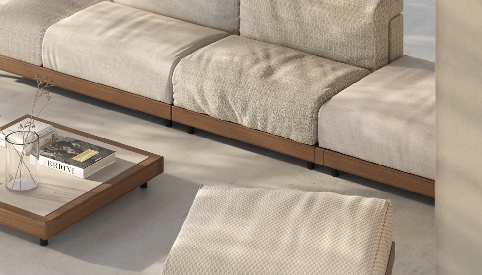 Boira incorpora la madera de iroko como elemento estructural, combinada con patas de acero inoxidable