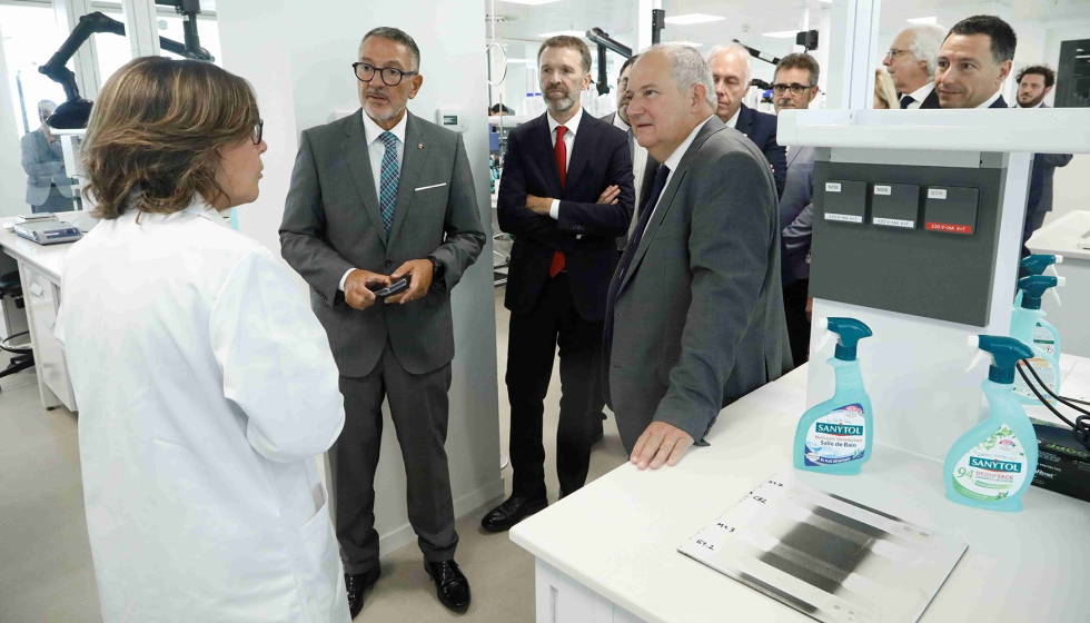 De izq. a dcha.: el conseller Miquel S�mper, Marcos Fern�ndez, presidente de AC Marca y el ministro Jordi Hereu visitando el nuevo centro...