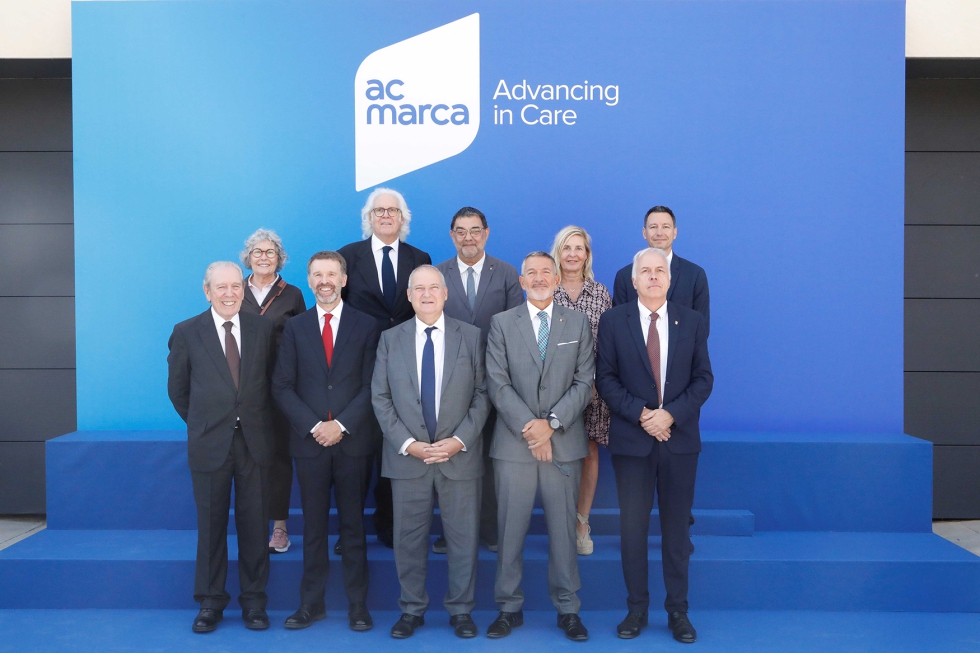 Foto de familia de directivos y autoridades...