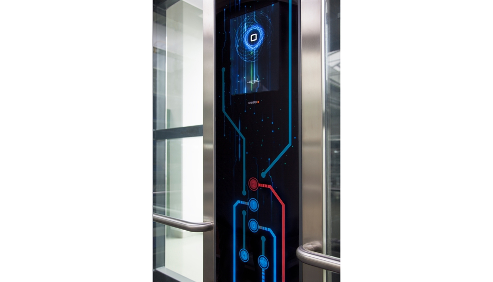 Botonera de cabina con pantalla TFT e iluminaci�n integrada, una soluci�n que combina dise�o, informaci�n y funcionalidad...