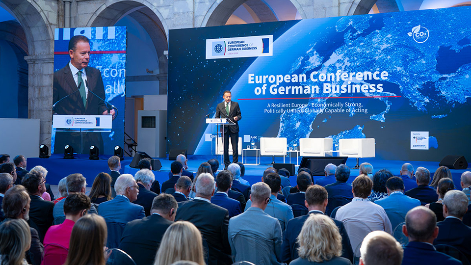 Na Confer�ncia Europeia da Economia Alem� Lu�s Montenegro afirmou perante a comunidade empresarial alem� que �vale a pena investir em Portugal�...