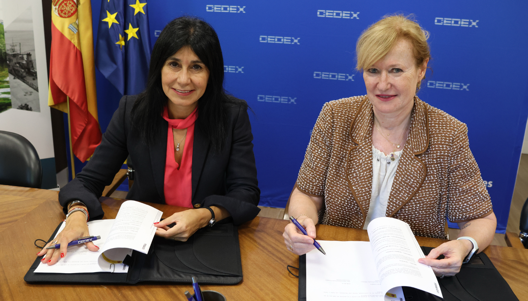 Firma del protocolo. De izquierda a derecha: Elena Guede V�zquez, secretaria general de Ieca, y �urea Perucho Mart�nez, directora del Cedex...