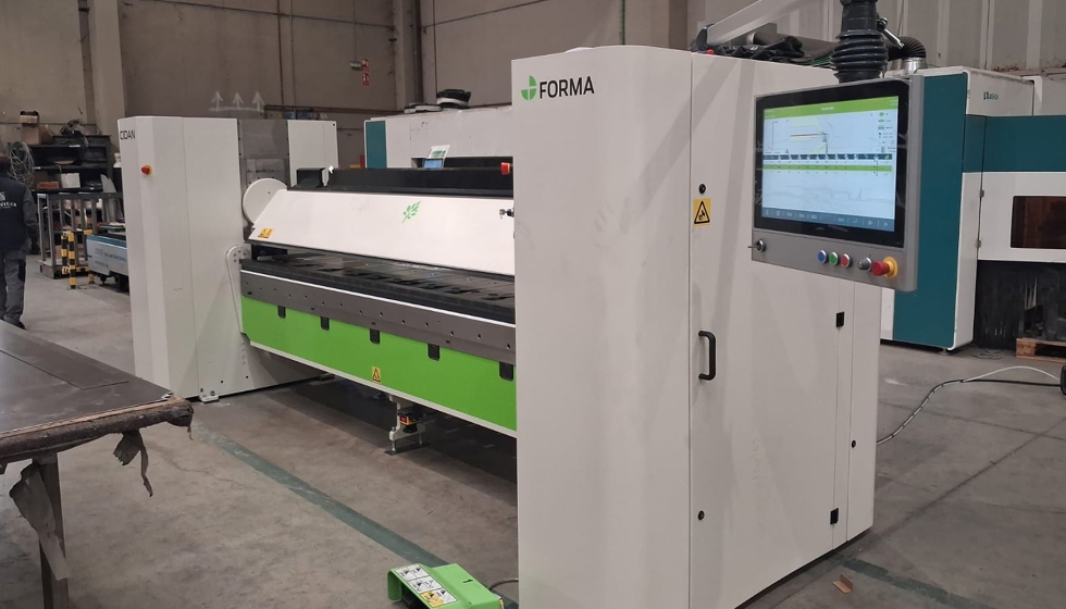 Paneladora CIDAN Forma 32 Multifold instalada en una empresa especializada en soluciones ac�sticas industriales