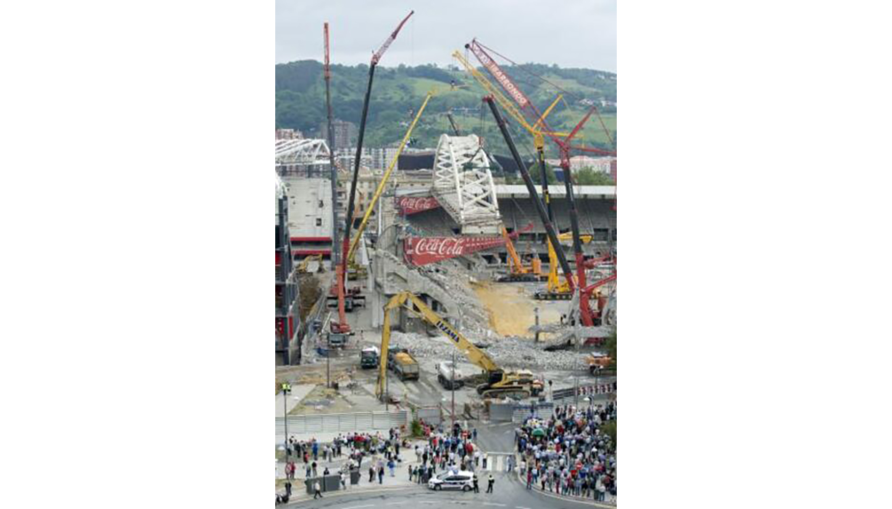 Retirada del arco del antiguo Estadio de San Mam�s, en Bilbao, llevada a cabo por Lezama Demoliciones en 2013