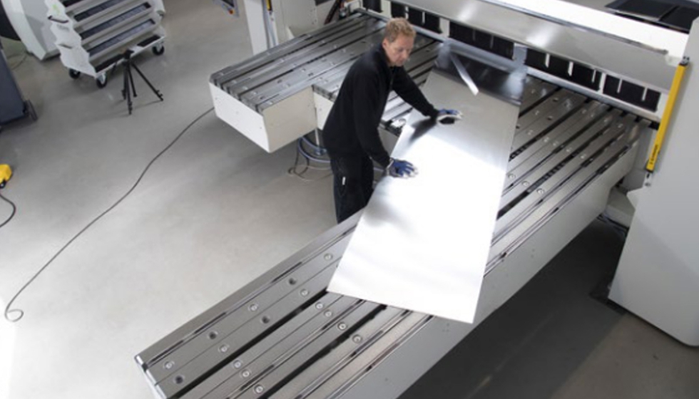 La configuraci�n permite trabajar con piezas de grandes dimensiones y reducir las manipulaciones manuales