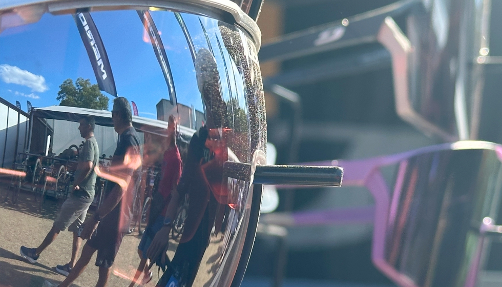 Gafas Julbo, mirando hacia el stand de Merida