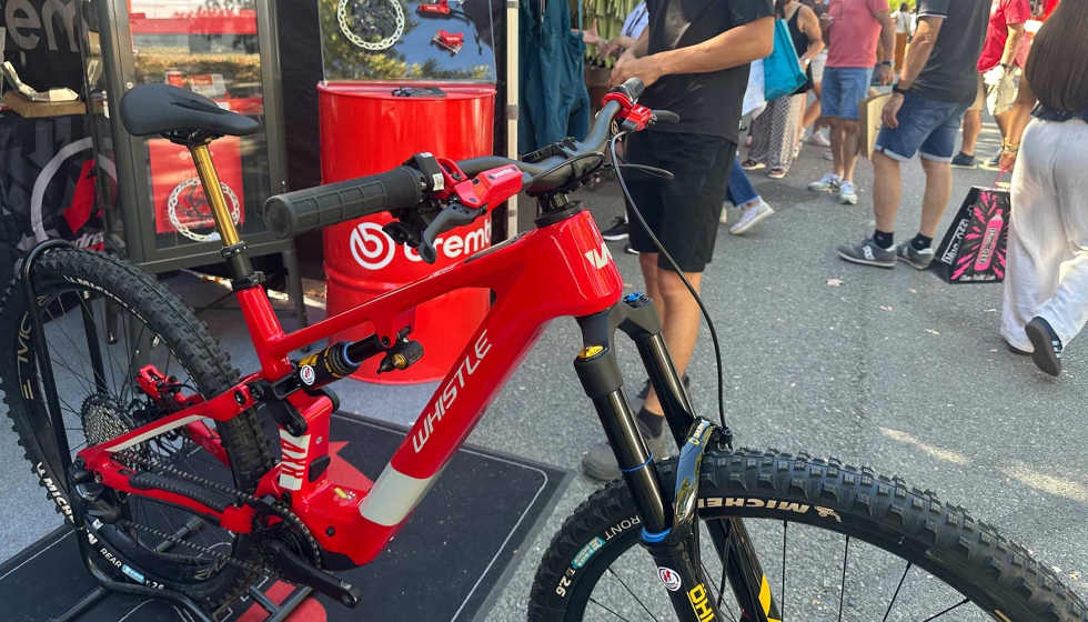 Bicicleta Whistle con amortiguaci�n �hlins y sistema de frenado Brembo, en el stand de Andreani MHS