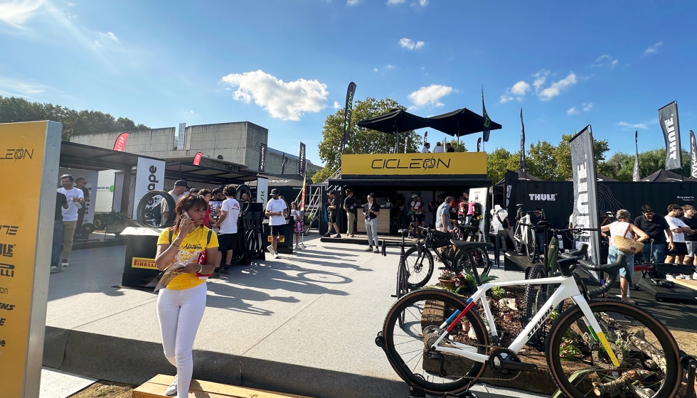 Vista parcial de los stands de Merida - Cicleon - Thule