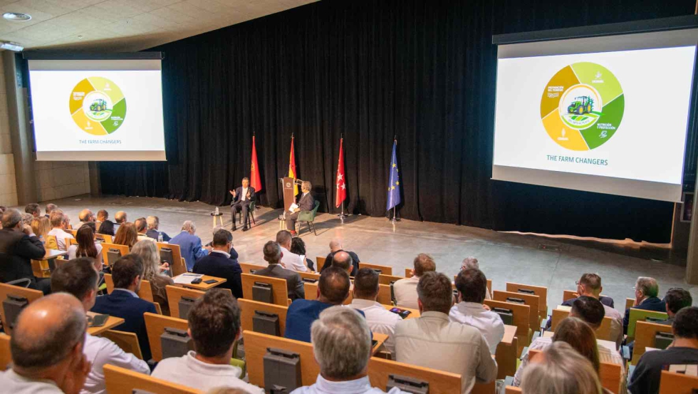Mais de uma centena de participantes no audit�rio do Centro de Inova��o da John Deere, em Parla (Madrid)