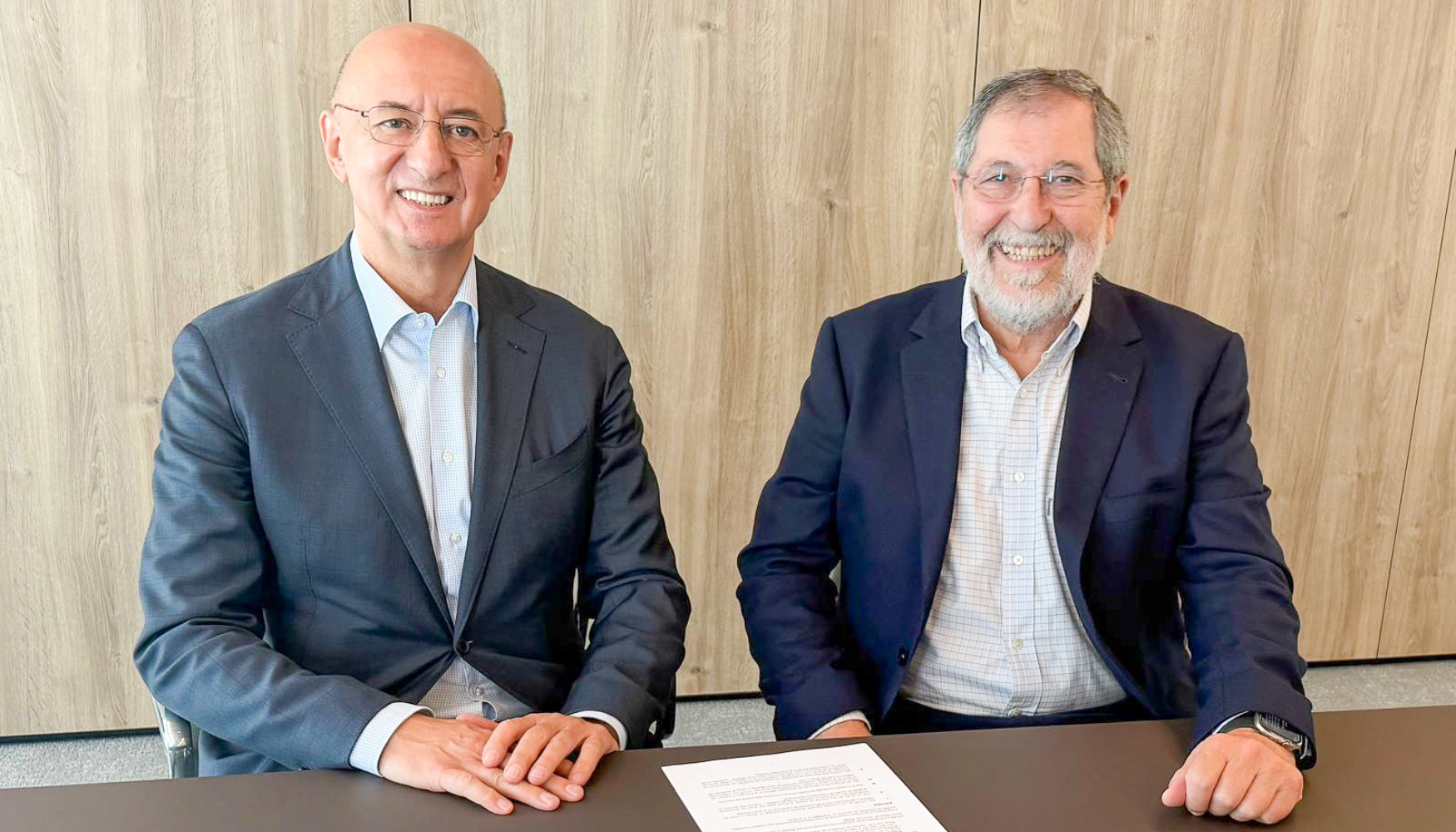 Firma del acuerdo. Luis �ngel Salas, CEO de Loxam Iberia (izquierda), y �ngel Seisdedos, director gerente de VYCAS