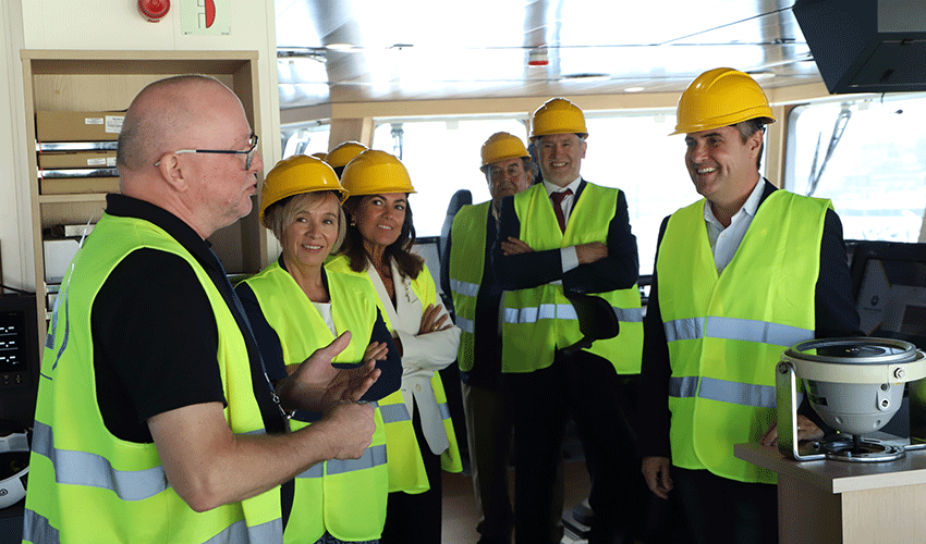 Mikel Jauregi y Ainara Basurko durante su visita al buque Eidsvaag Aurora en las instalaciones de Astilleros Zamakona, en Santurtzi...