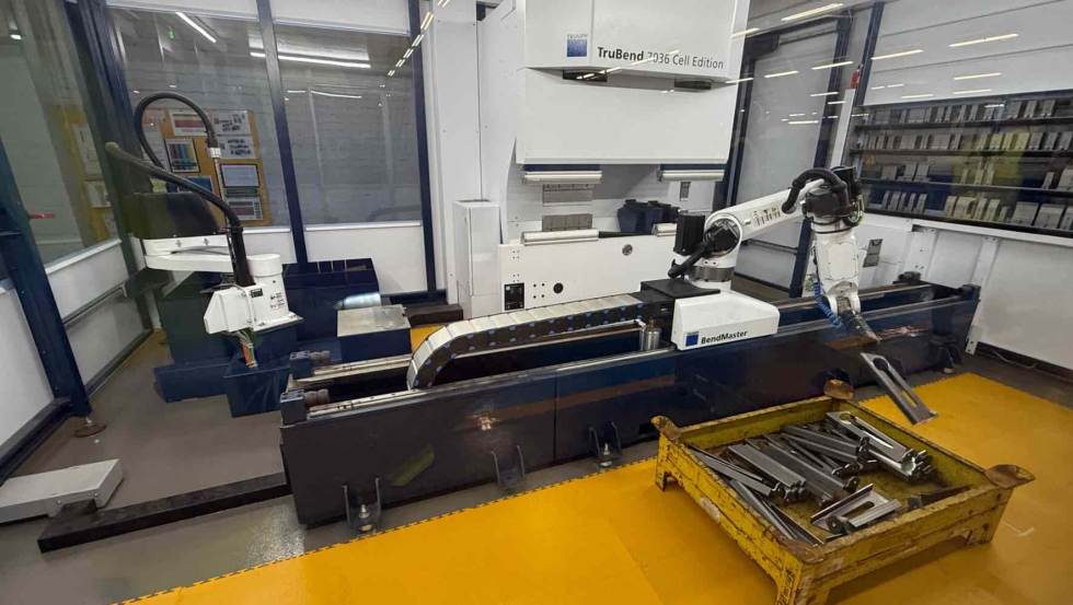 Aunque abunda la mano de obra, algunas labores de precisi�n est�n robotizadas