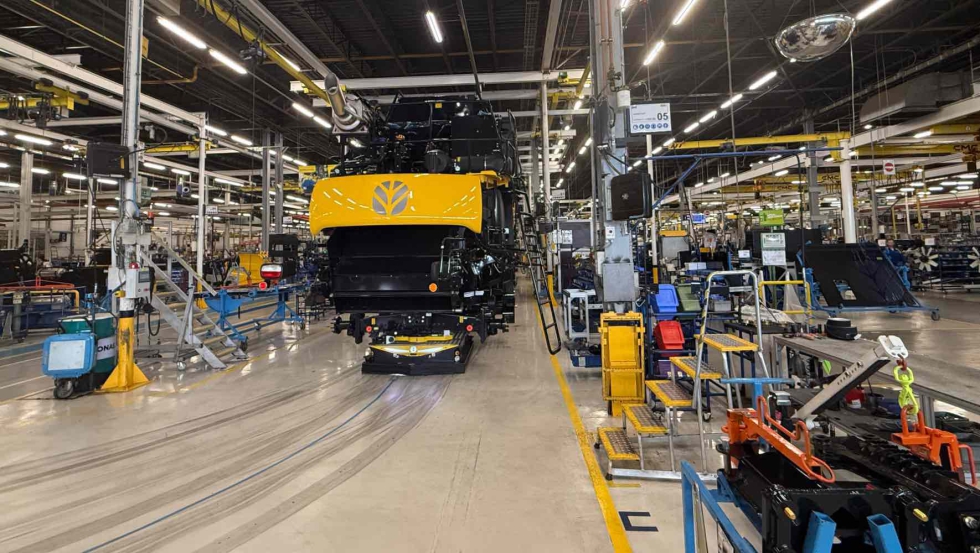 La capacidad de producci�n diaria es de 16 cosechadoras, 8 empacadoras gigantes y 3 picadoras de forraje...