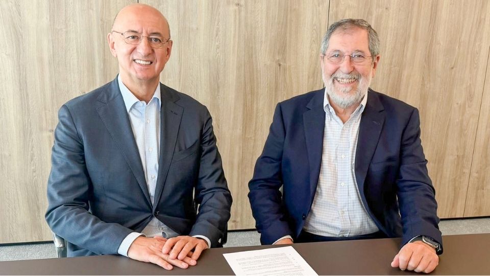 Assinatura do acordo. Luis �ngel Salas, CEO da Loxam Iberia (� esquerda), e �ngel Seisdedos, diretor-geral da VYCAS