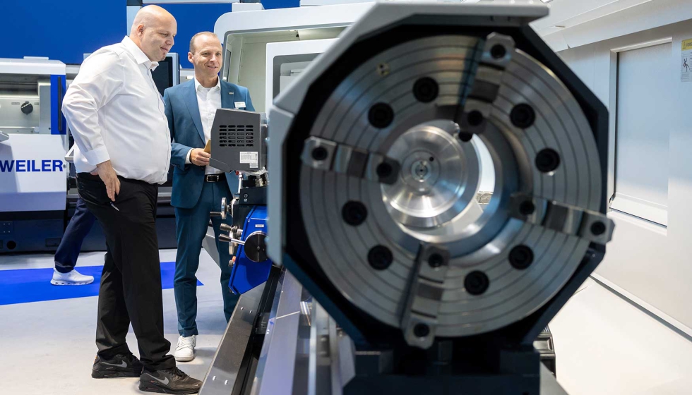La tecnolog�a en primera l�nea: los visitantes profesionales se informan en la AMB 2026. Foto: Thomas Wagner / Messe Stuttgart...