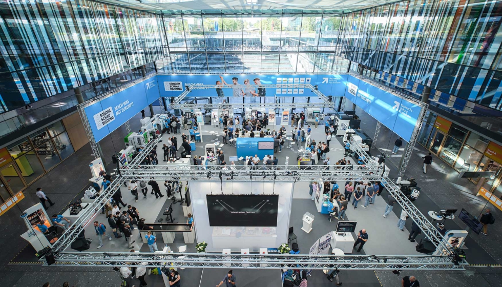 Visitantes profesionales observan una m�quina expuesta en la AMB 2026. Foto: Thomas Wagner / Messe Stuttgart
