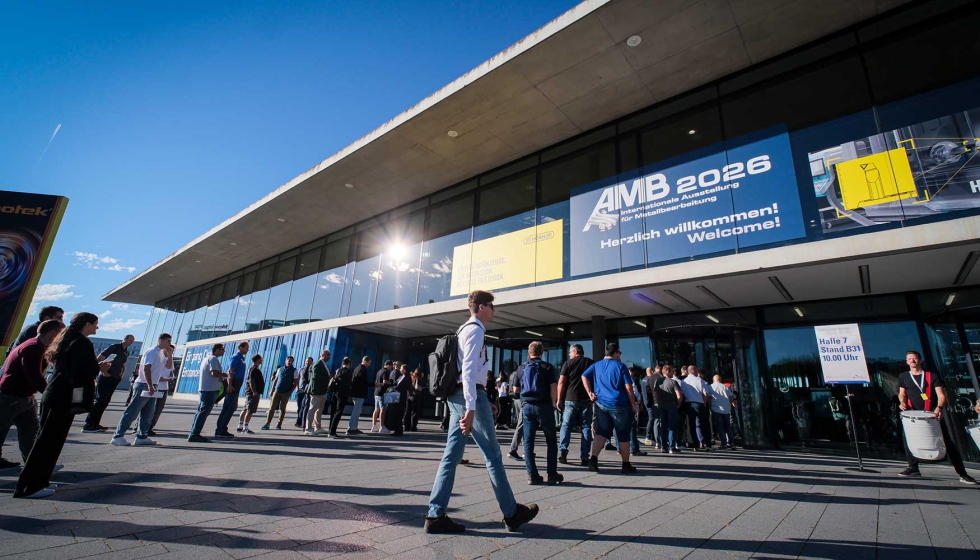 Gran afluencia de visitantes frente a la entrada de la AMB 2026. Foto: Thomas Wagner / Messe Stuttgart