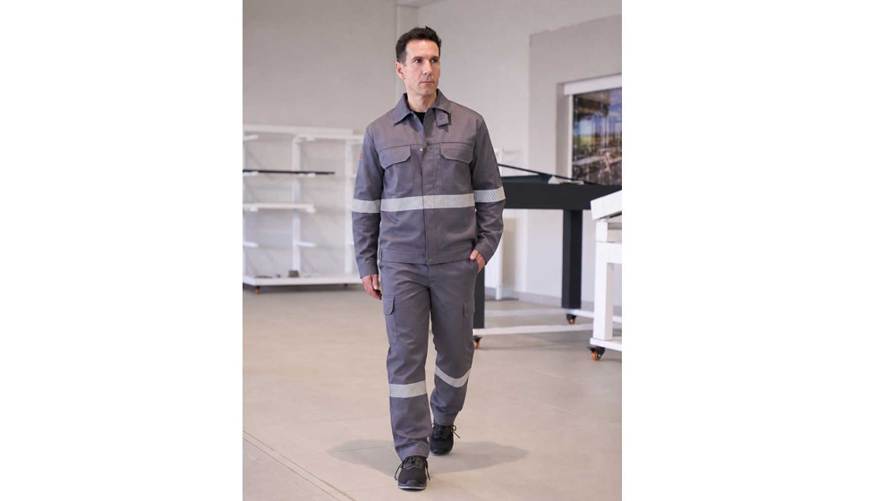 Conjunto gris formado por la chaqueta Barcelona y el pantal�n Bilbao