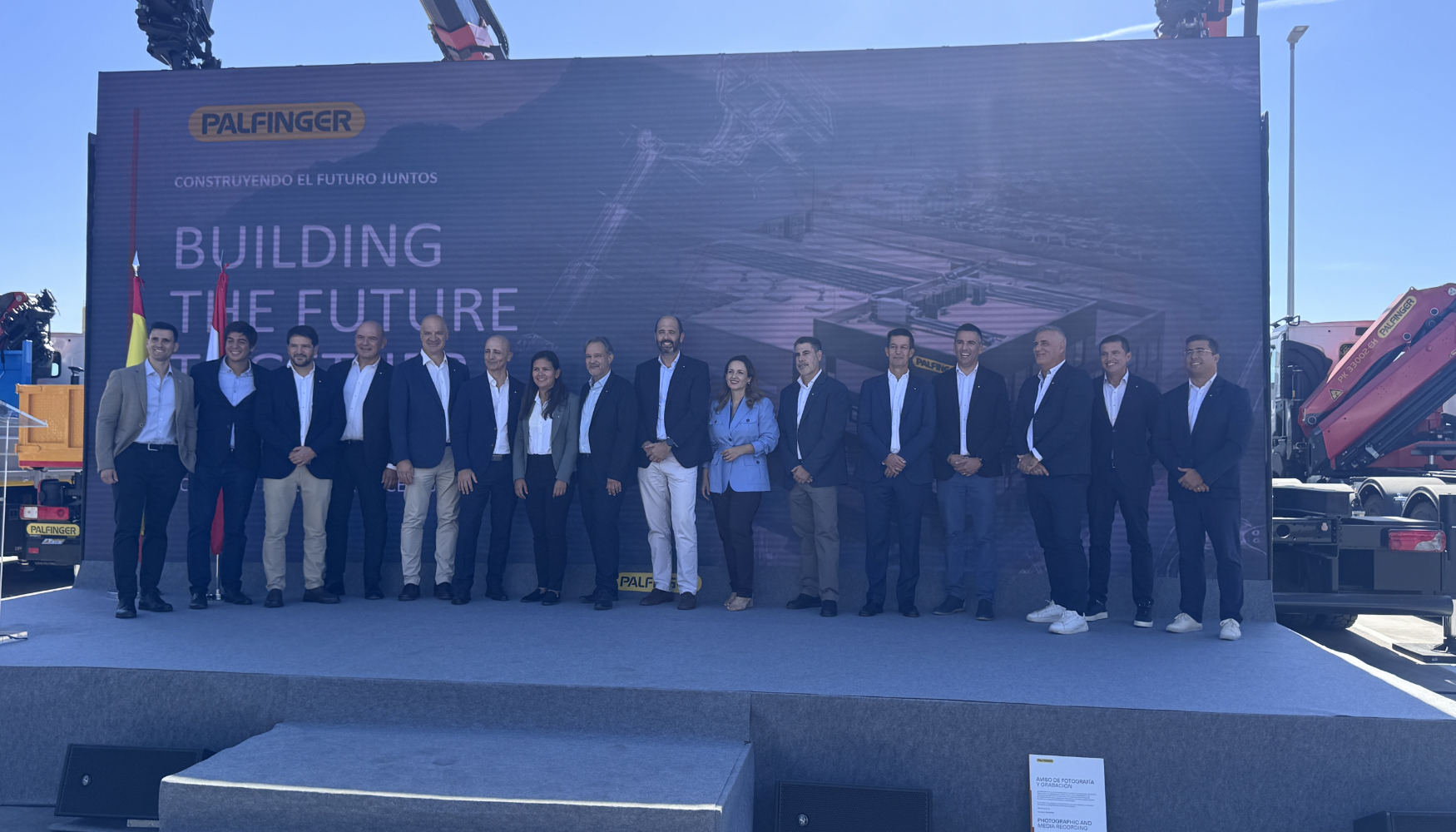 Foto de familia de los directivos de Palfinger Ib�rica