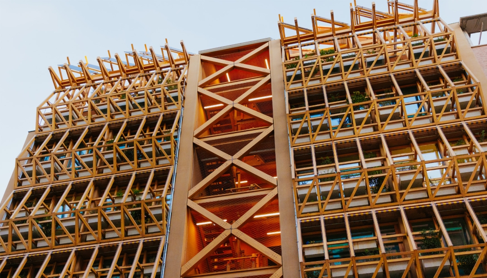 Infinito Delicias es un ejemplo de resiliencia de un edificio industrial en cuya fachada las estructuras de madera de casta�o act�an como una...