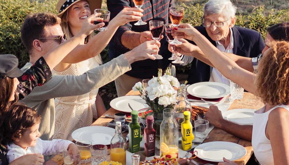 Detalle de las formas interconectadas de las botellas, que permiten mantener una relaci�n f�sica entre las diferentes referencias...