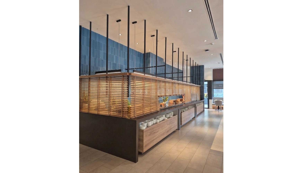 La cafeter�a del Innside Valencia Iceanic by Meli� es otro ejemplo de aplicaci�n de las venecianas de madera por parte de Carmela Mart� Decoraci�n...