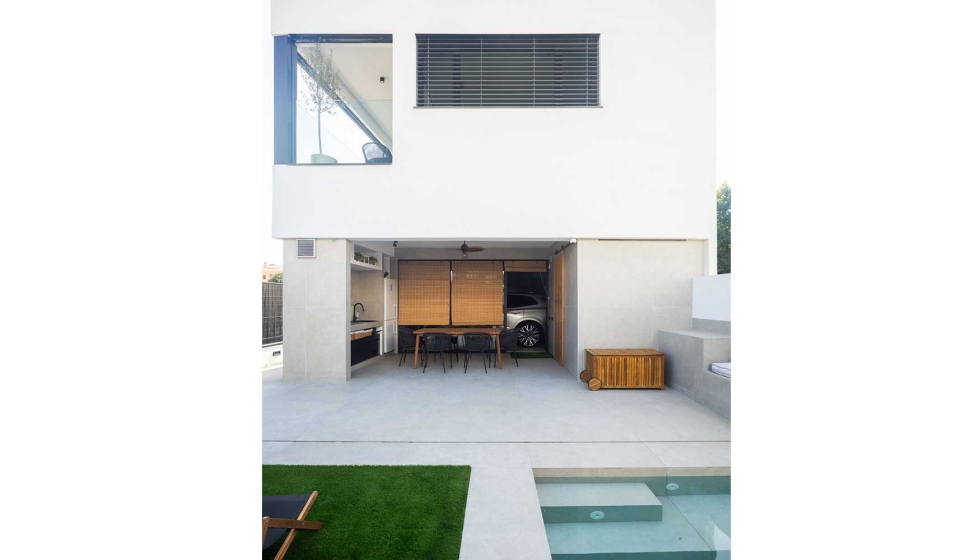 Detalle del porche que conecta la zona interior con la exterior