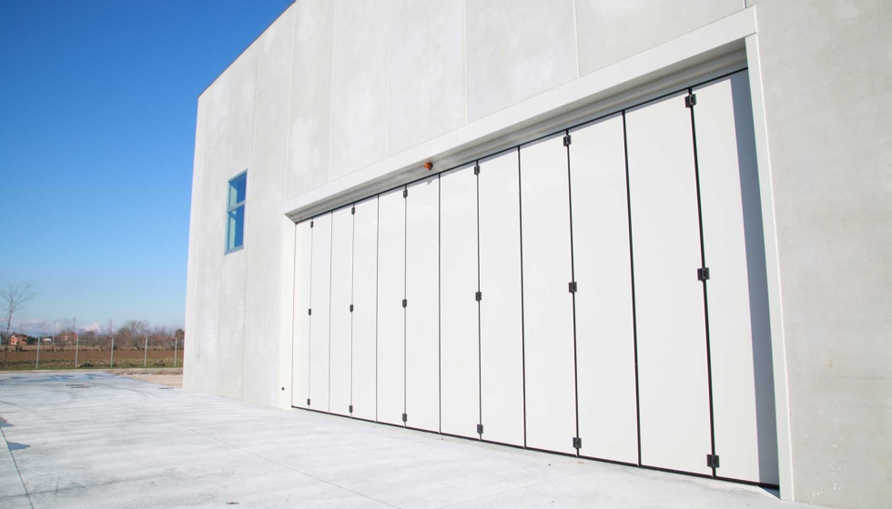 Entre las principales soluciones de la firma se encuentran los portones plegables...