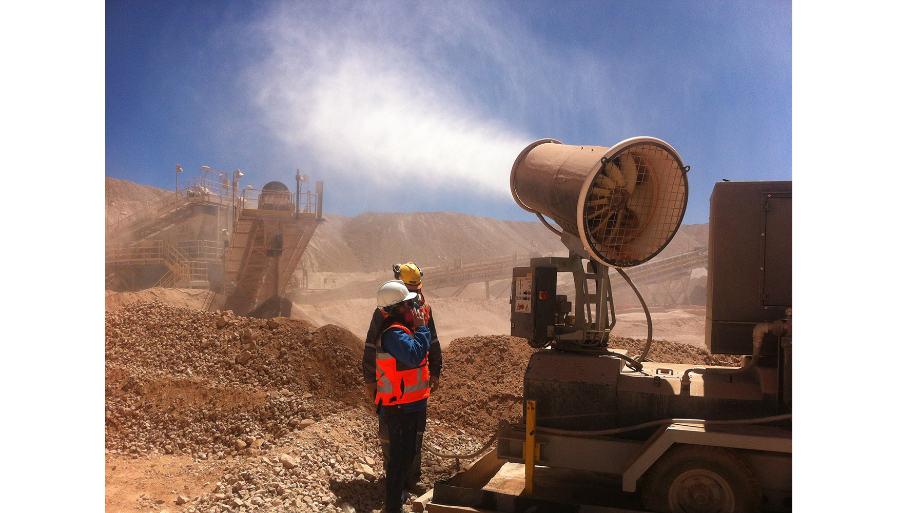 Ca��n nebulizador controlando el polvo generado