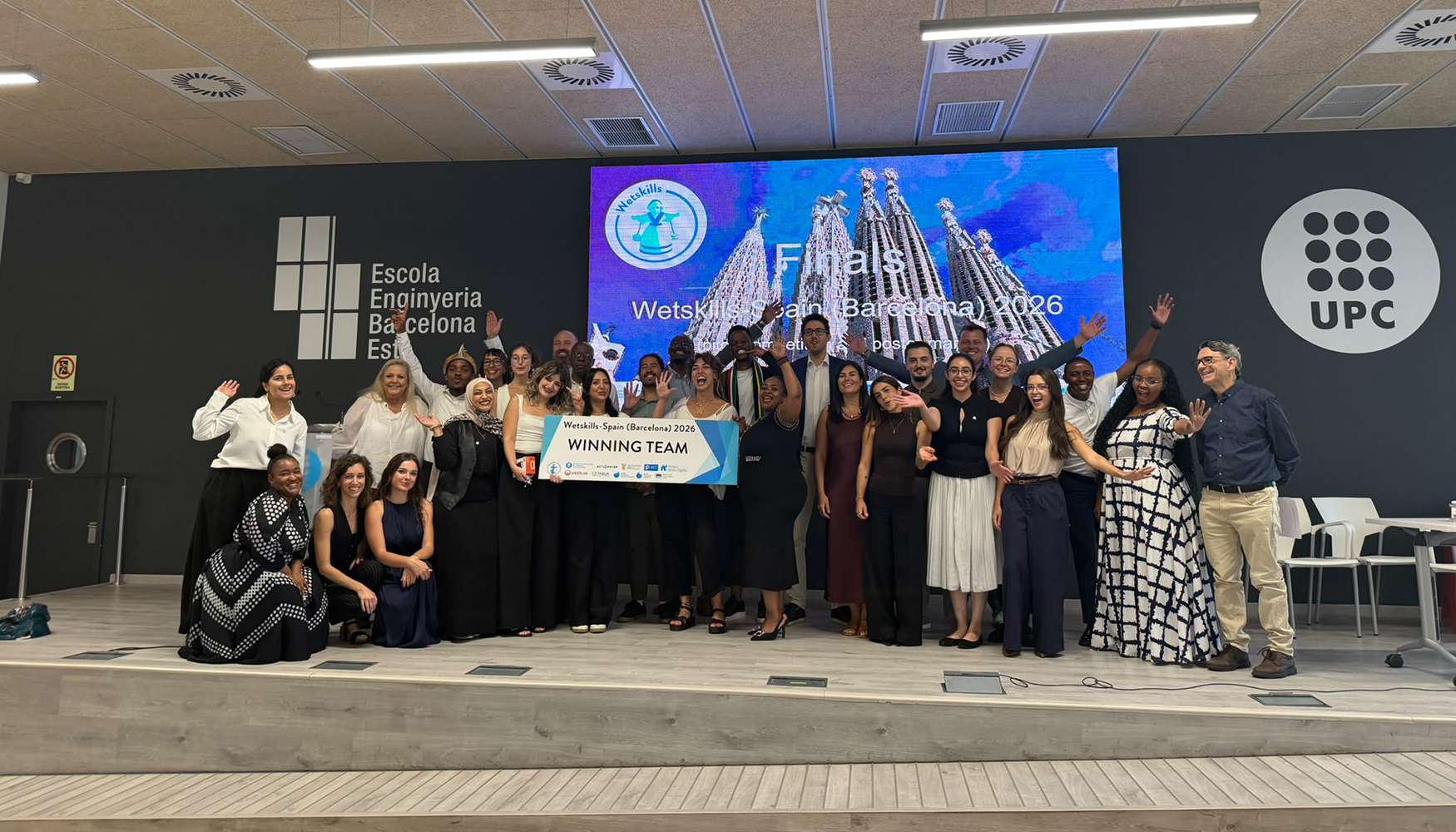 Foto de familia con participantes, jurado, 'case owner's y organizadores de Wetskills durante la gala final