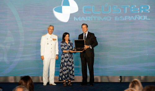 El presidente del Cl�ster Mar�timo Espa�ol, Javier Garat, recibe el Premio Especial a la Instituci�n 2026 de la Armada...
