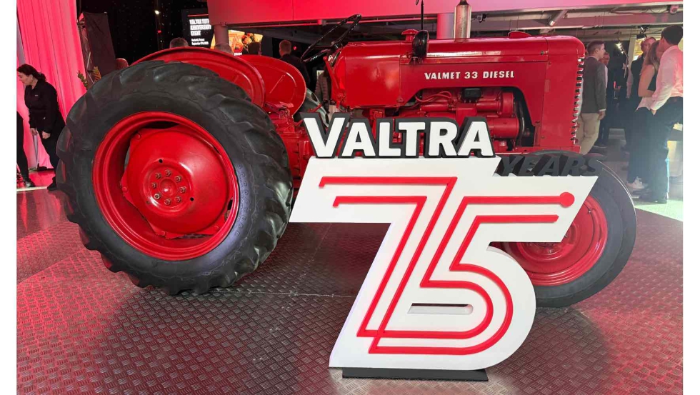 Modelo hist�rico de Valtra con el logo del aniversario