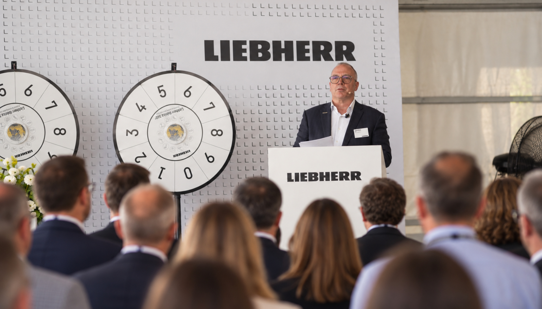Tobias B�hler, director general de Liebherr Ib�rica...