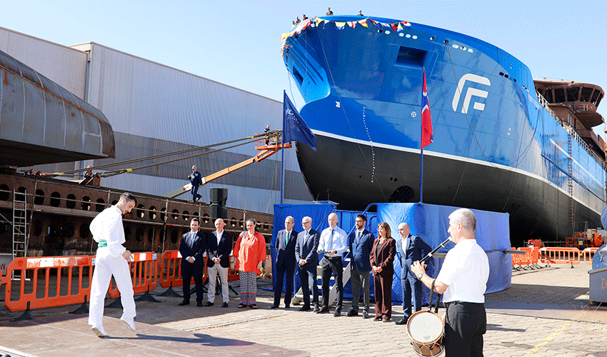 El tradicional Aurresku de Honor precedi� a la ceremonia de botadura del �Fr�y Frohav� en las instalaciones de Astilleros de Murueta en Erandio...