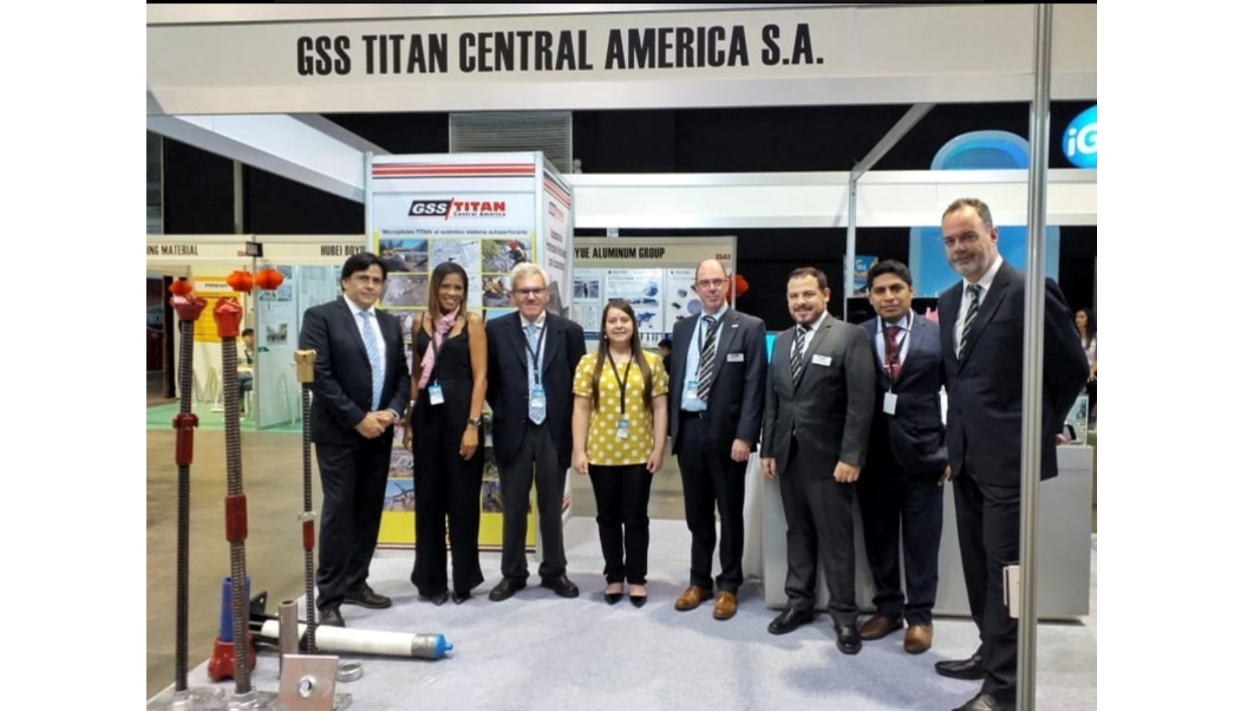 Eberhard Paul Carl Heinzemann, presidente de GSS Titan Central Am�rica (tercero por la izquierda) con parte de su equipo...