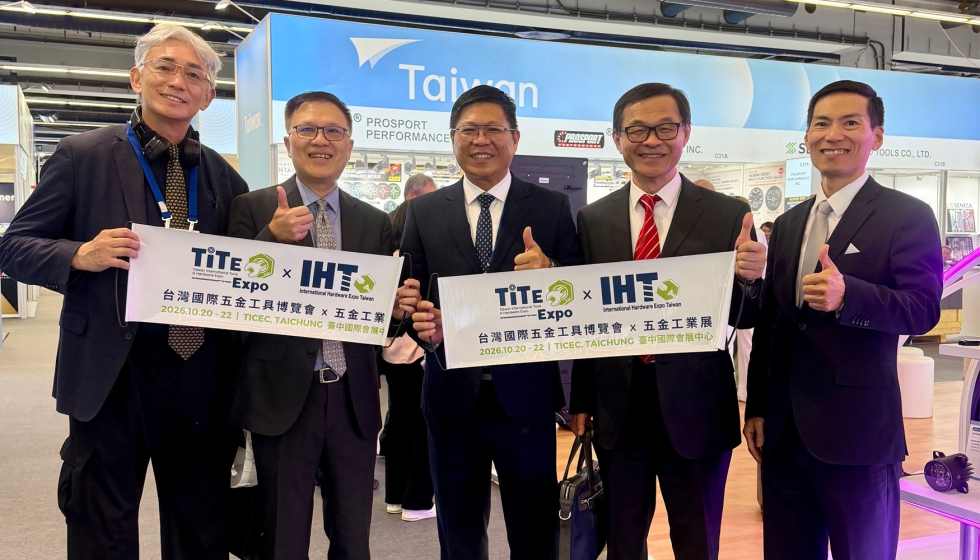 El director ejecutivo de THTMA y director general de Yu Sheng Precision Tools, Hsieh Chih-Chien (centro)...