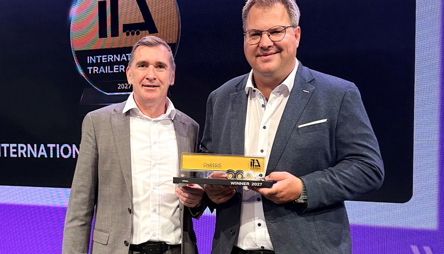 De izquierda a derecha, Markus Siegner, director general de K�gel Trailer GmbH, y Thore Bakker, director de ventas de la compa��a...