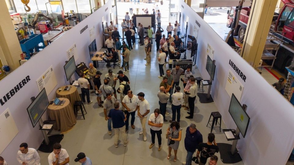 Cerca de 500 convidados puderam conhecer, em primeira m�o, a ampla oferta digital que envolve o universo Liebherr