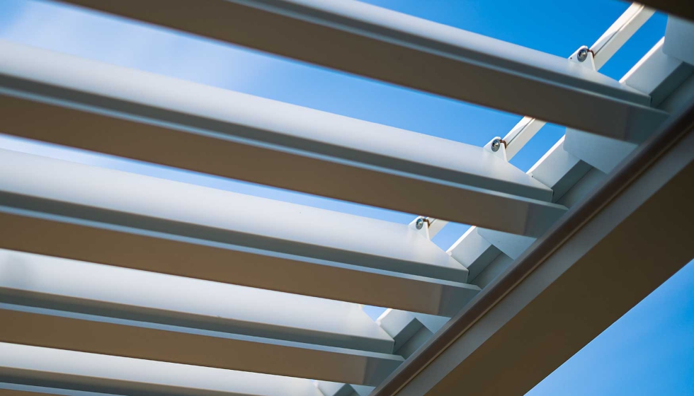 La cubierta de lamas orientables permite regular la entrada de luz y la ventilaci�n...