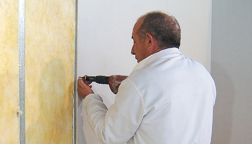 Instalaci�n de lana minera en un tabique interior