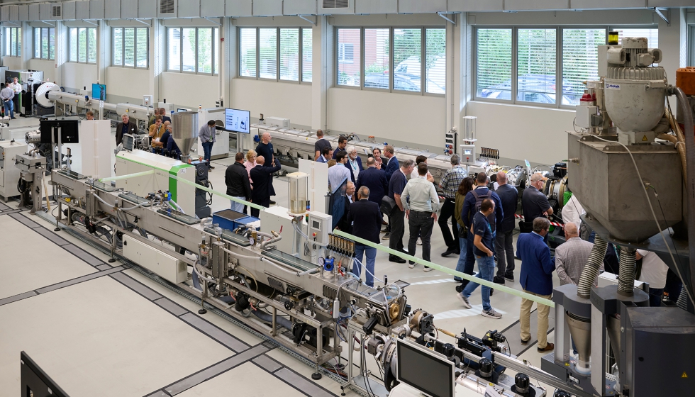 Visita a la l�nea de extrusi�n para la producci�n de tuber�as de pe en el centro t�cnico de Battenfeld-Cincinnati
